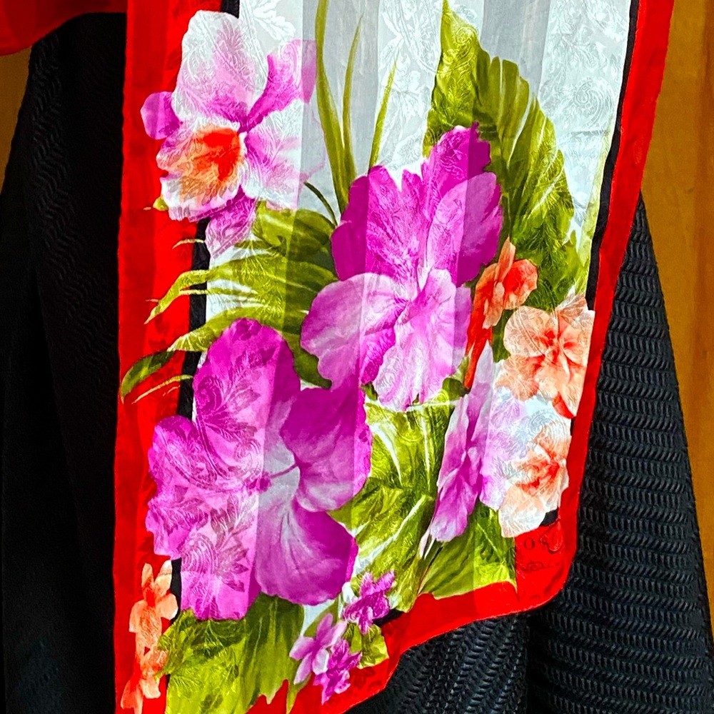 Lovely NWT Oscar de la Renta silk scarf,pink/purple floral,red/black boarder - Picture 3 of 10
